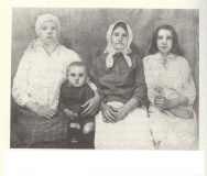 Алеша с бабушкой и сестрами отца Марией и Лизой